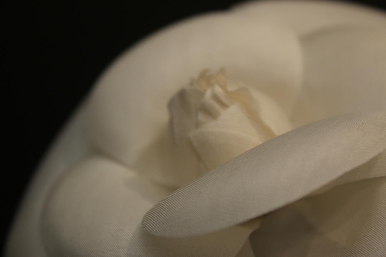 Chanel valkoinen Camelia rintakoru / Chanel White Camellia Brooch - Image 6