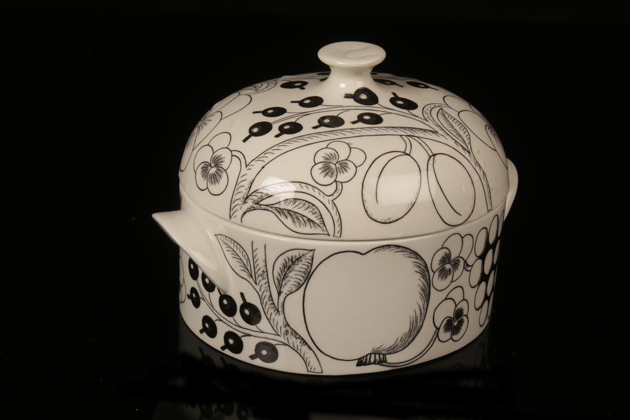 Vintage Arabia Birger Kaipiainen black and white terrine ”Paratiisi”
