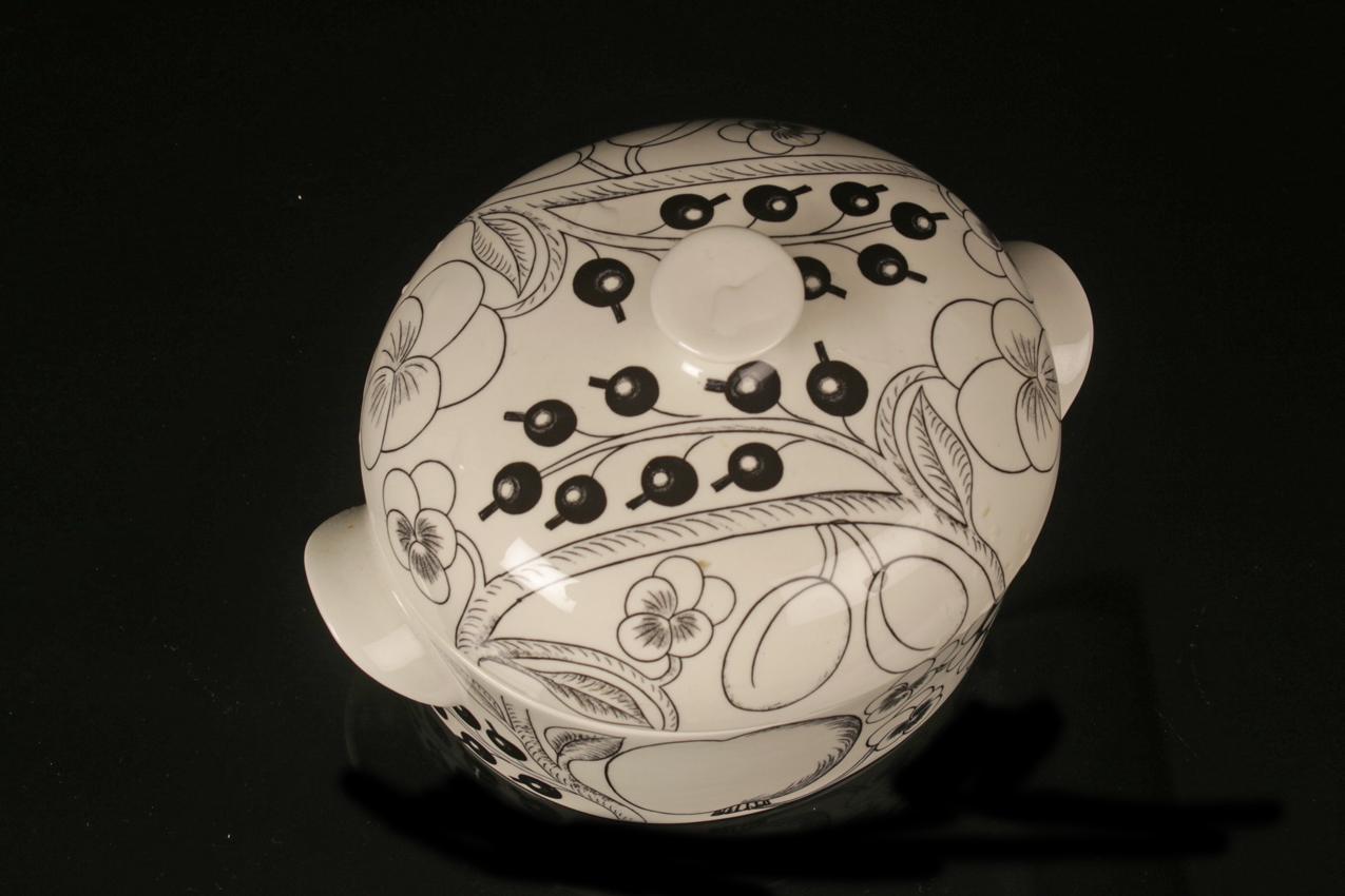 Vintage Arabia Birger Kaipiainen black and white terrine ”Paratiisi” - Image 4