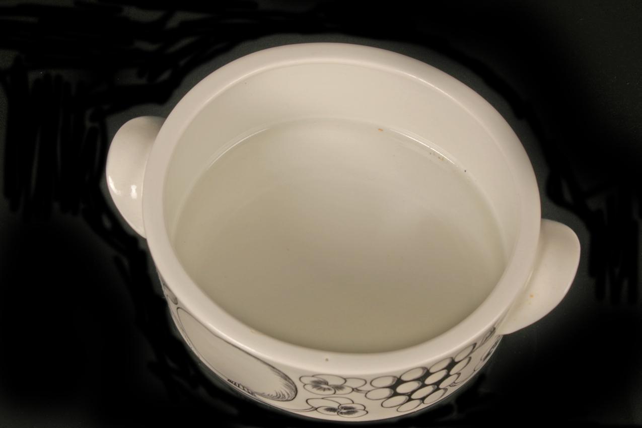 Vintage Arabia Birger Kaipiainen black and white terrine ”Paratiisi” - Image 7